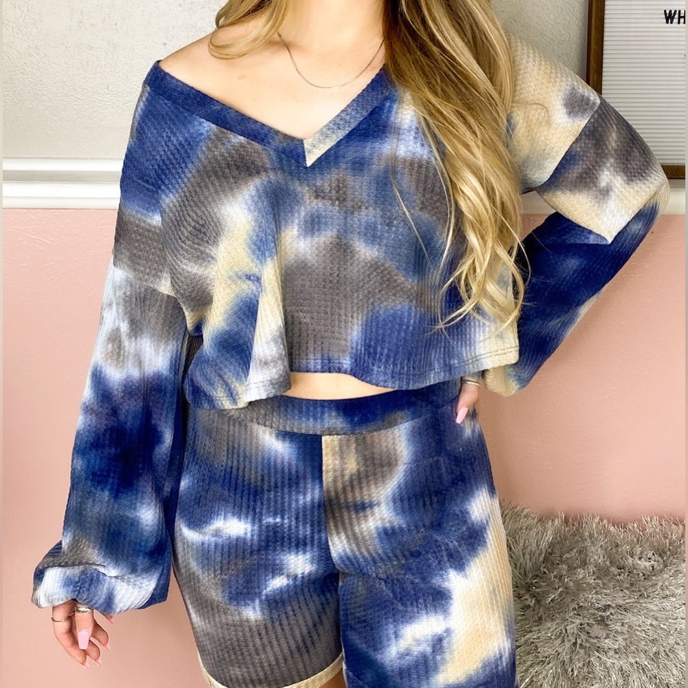 BLUE BLUSH TIE DYE WAFFLE KNIT LONG SLEEVE V-NECK CROP TOP SIZE MEDIUM IN BLUE
